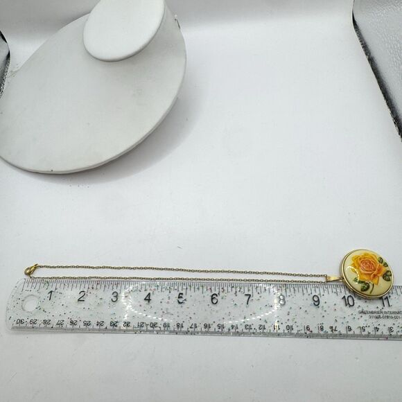 Vintage Yellow Rose Flower Gold Tone Round Locket Necklace 18” - Picture 11 of 11